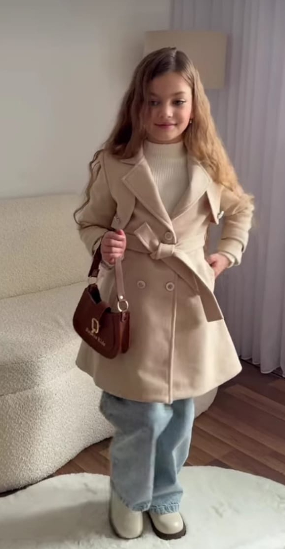 طقم شتوي بناتي أنيق 3 قطع – معطف + بنطلون جينز + توب تريكو