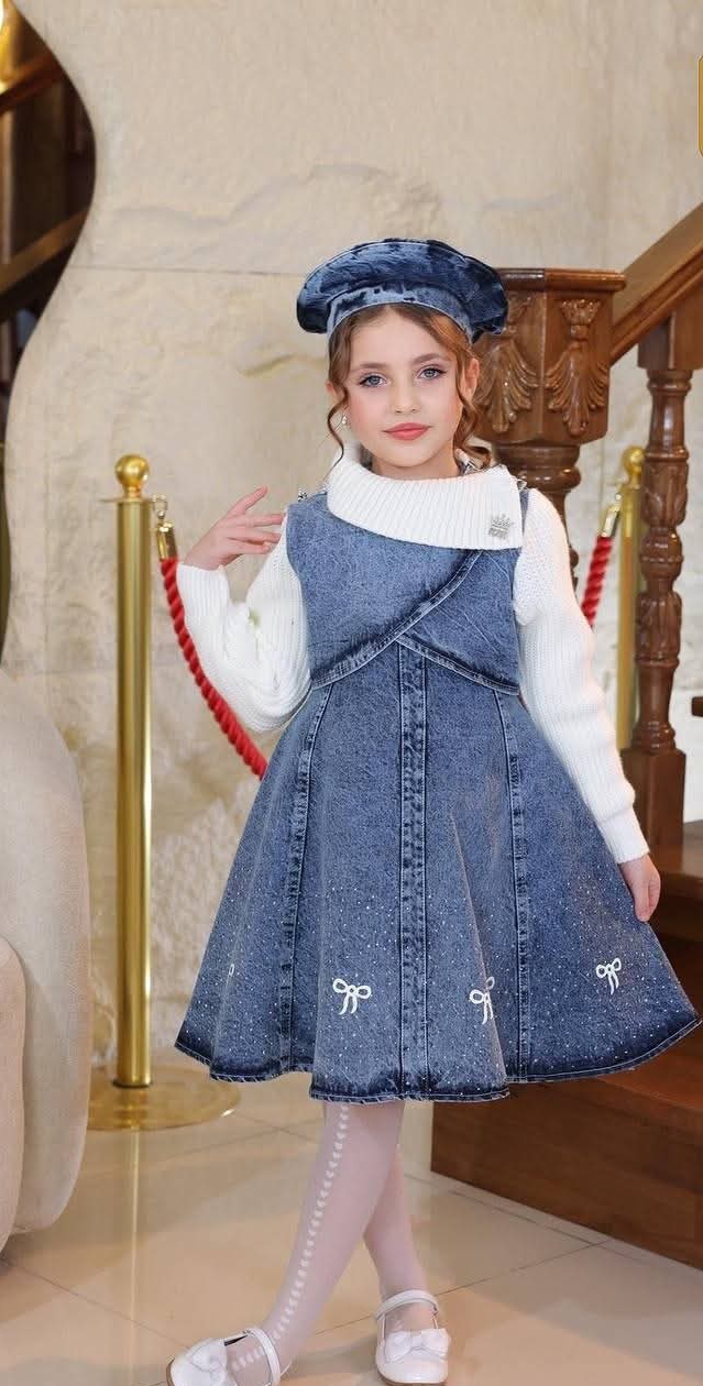 طقم بناتي شتوي أنيق - 3 قطع (فستان جينز + تريكو أبيض + طاقية)