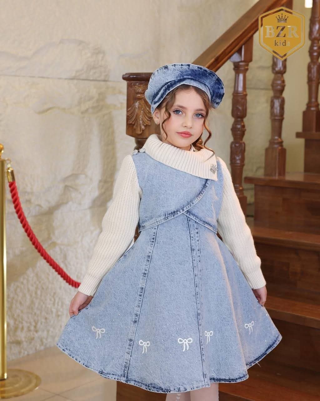 طقم بناتي شتوي أنيق - 3 قطع (فستان جينز + تريكو أبيض + طاقية)