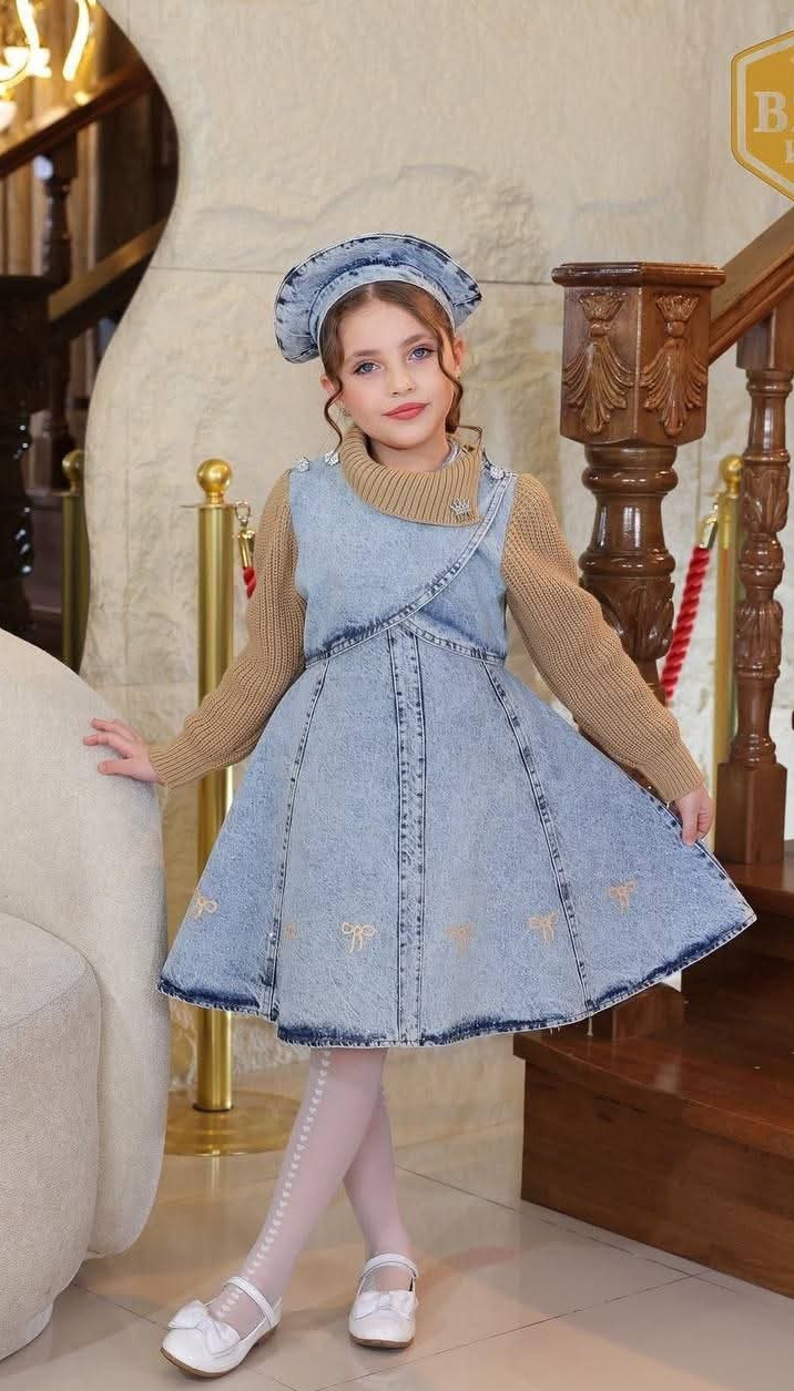طقم بناتي شتوي أنيق - 3 قطع (فستان جينز + تريكو أبيض + طاقية)