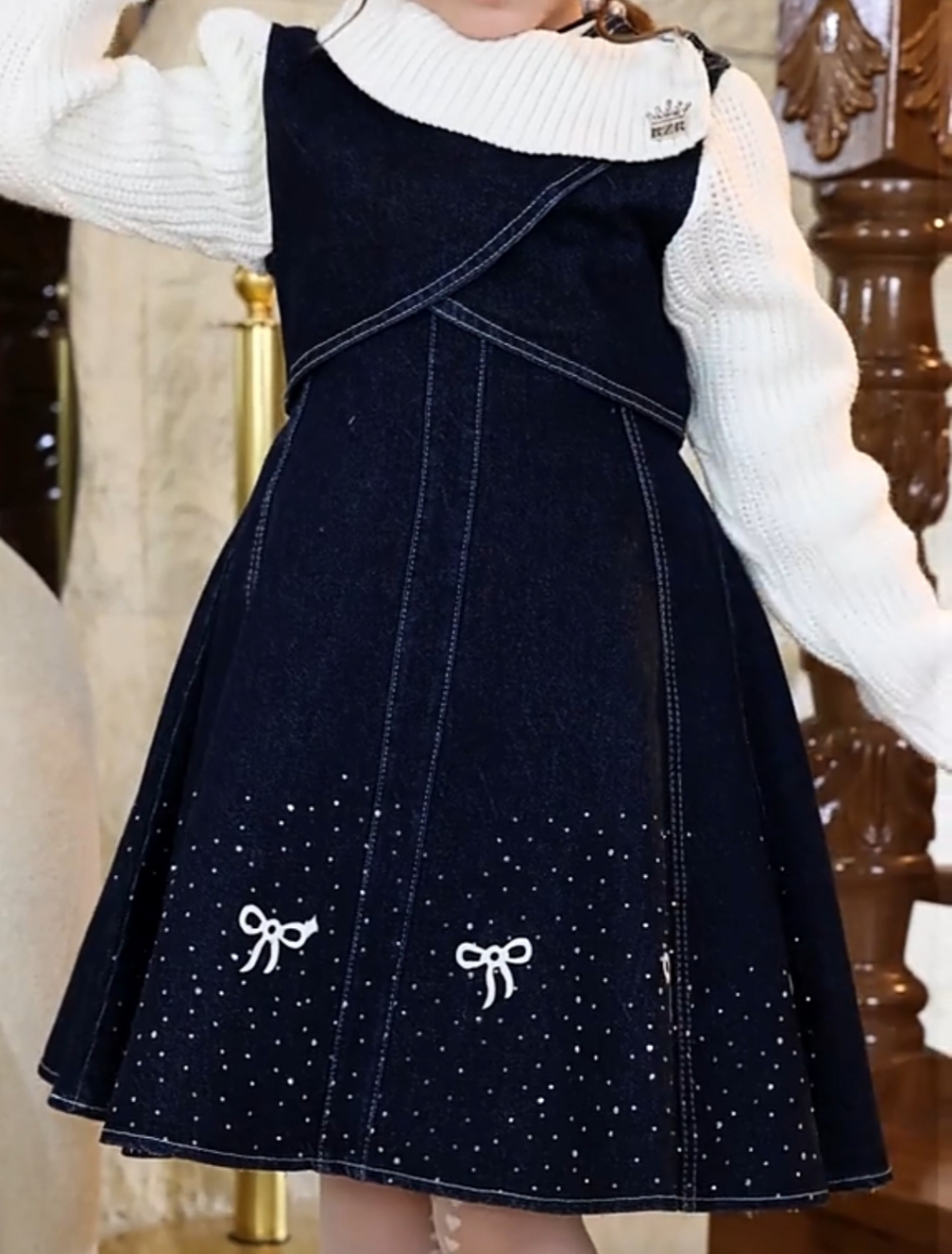 طقم بناتي شتوي أنيق - 3 قطع (فستان جينز + تريكو أبيض + طاقية)