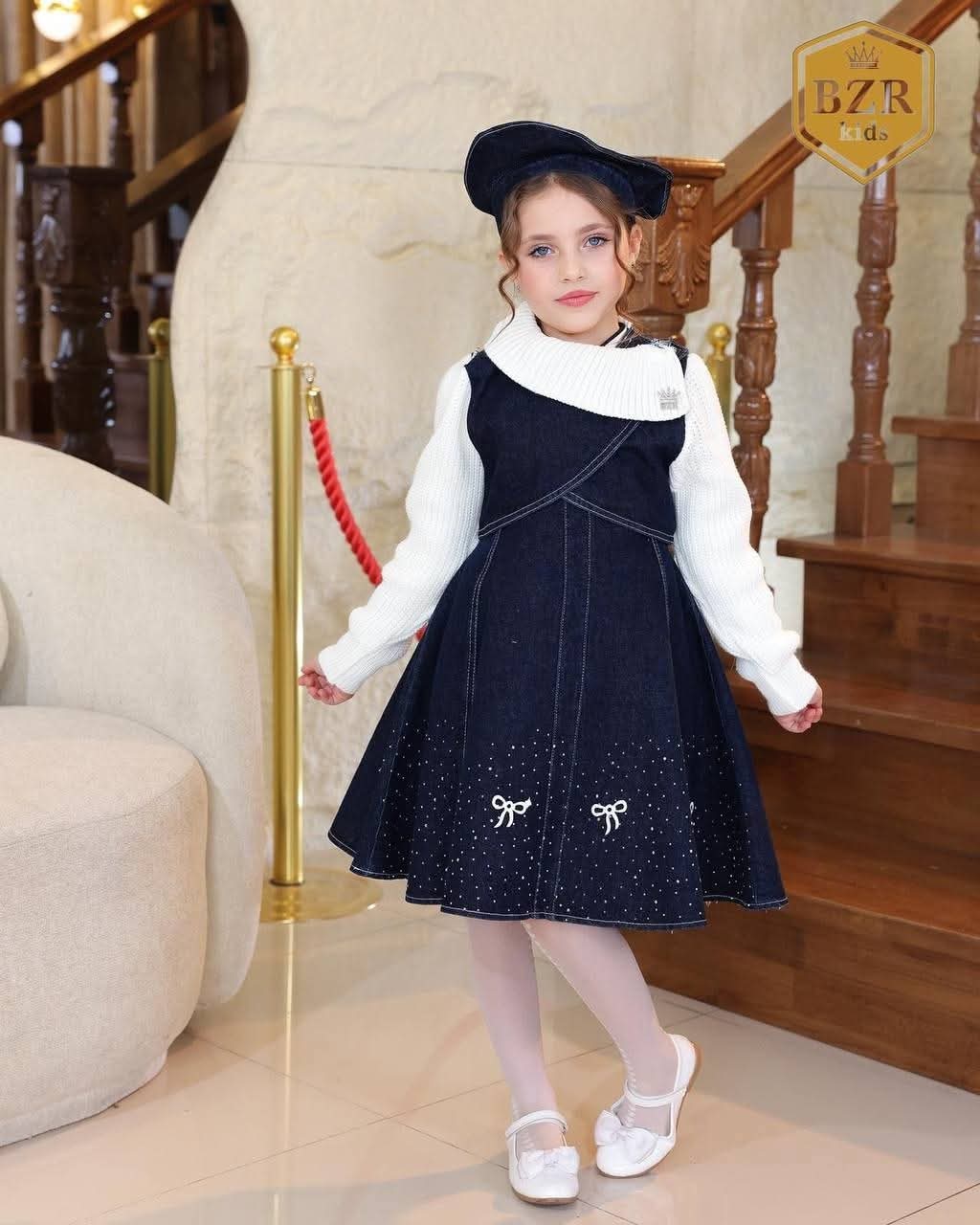 طقم بناتي شتوي أنيق - 3 قطع (فستان جينز + تريكو أبيض + طاقية)