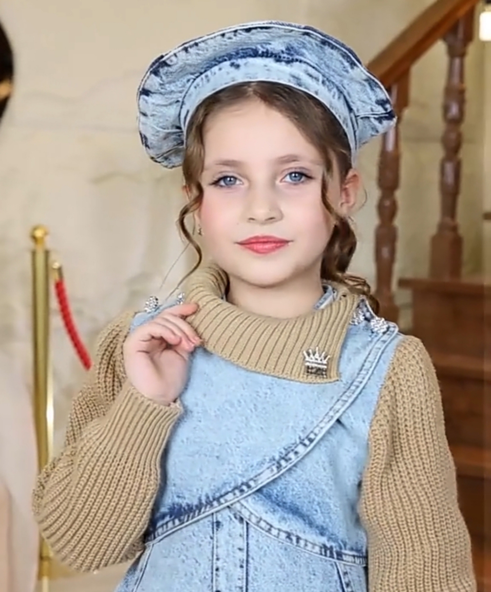 طقم بناتي شتوي أنيق - 3 قطع (فستان جينز + تريكو أبيض + طاقية)