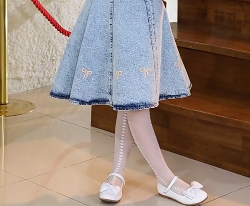 طقم بناتي شتوي أنيق - 3 قطع (فستان جينز + تريكو أبيض + طاقية)